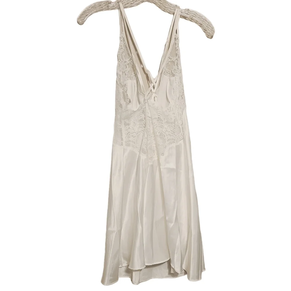 Victoria's Secret | Women's White Strappy Lace Chemise Gown (Size Medium)